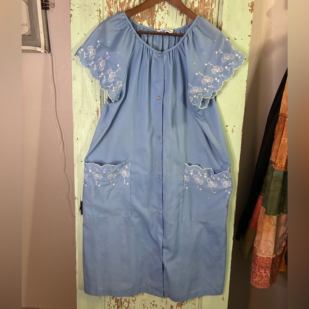 Women’s vintage Lara Dee blue floral embroidered button-up nightgown
